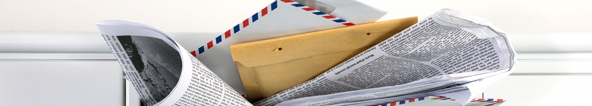 Aktuelles - Überfüllter Briefkasten mit Zeitungen und Post